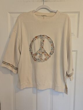 Easel Cream Sweatshirt with Floral Peace Sign Small